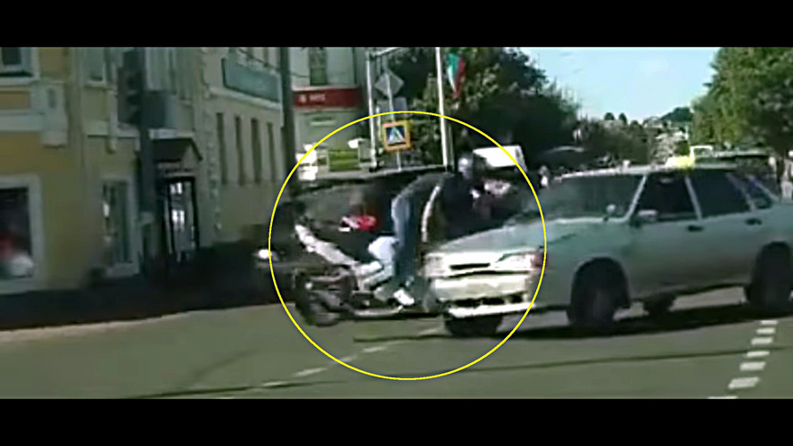 تصادف عجیب موتورسیکلت سوار جانش را نجات داد + فیلم