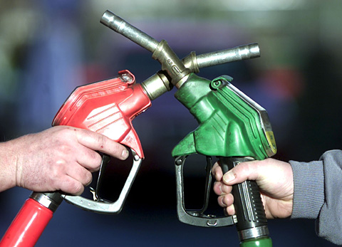 با سقوط قیمت نفت در جهان، قیمت هر لیتر بنزین در آمریکا ارزان تر از ایران شد!