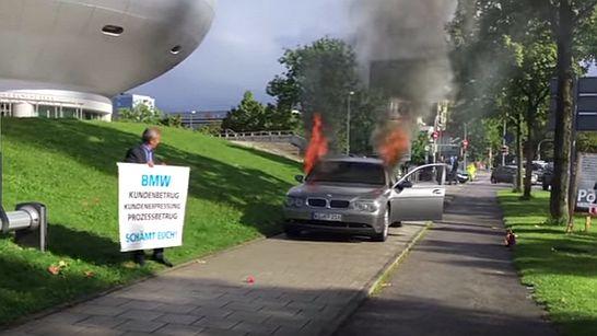 مشتری ناراضی ایرانی، بی ام و سری 7 خودروی خود را آتش زد!