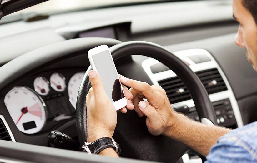 هشدار پلیس راهور به کسانی که حین رانندگی با تلفن همراه کار می کنند