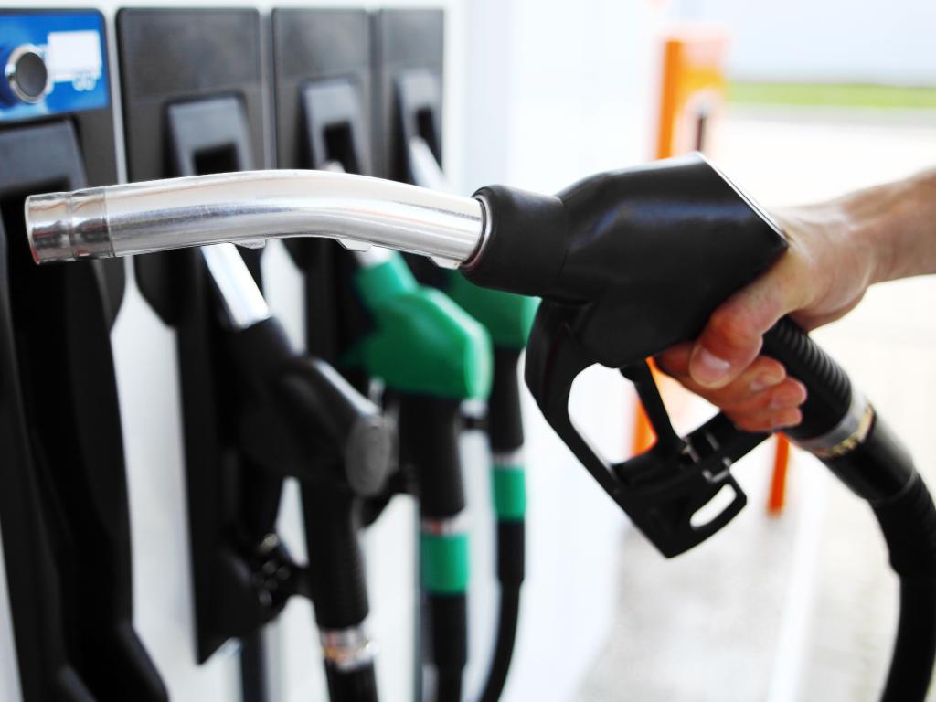 روزنامه حامی دولت: بنزین از اول دی ۱۵۰۰ تومان می‌شود