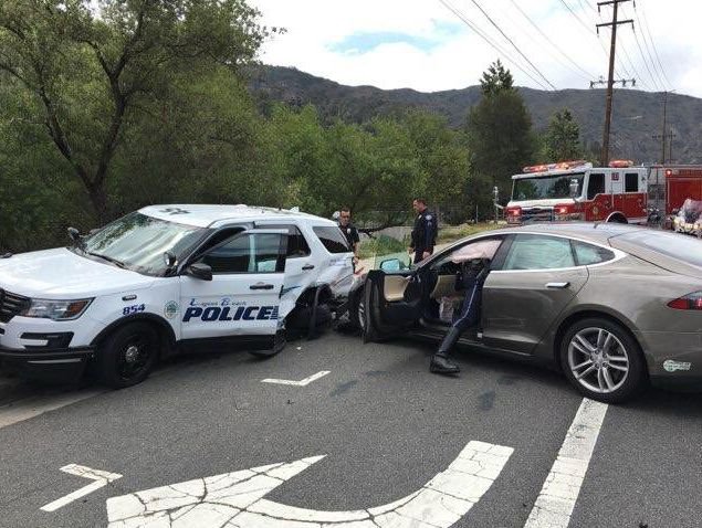 تصادف تسلا مدل S با خودروی پلیس