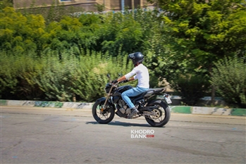 تجربه رانندگی و بررسی فنی موتورسیکلت زونتس ZT250R – غریبه‌ای در شهر - 2