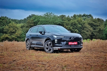 تجربه رانندگی ولوو XC70 پلاگین‌هیبرید؛ بازتعریف راندمان و پیمایش در بازار کراس‌اوورهای وارداتی - 2
