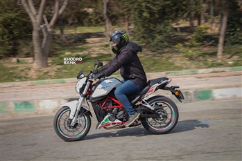 بررسی فنی و رانندگی با موتورسیکلت بنلی TNT25 - ایتالیایی با طعم چینی - 37