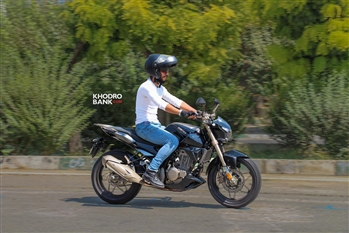 تجربه رانندگی و بررسی فنی موتورسیکلت زونتس ZT250R – غریبه‌ای در شهر - 1