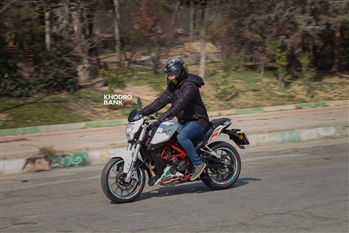 بررسی فنی و رانندگی با موتورسیکلت بنلی TNT25 - ایتالیایی با طعم چینی - 36