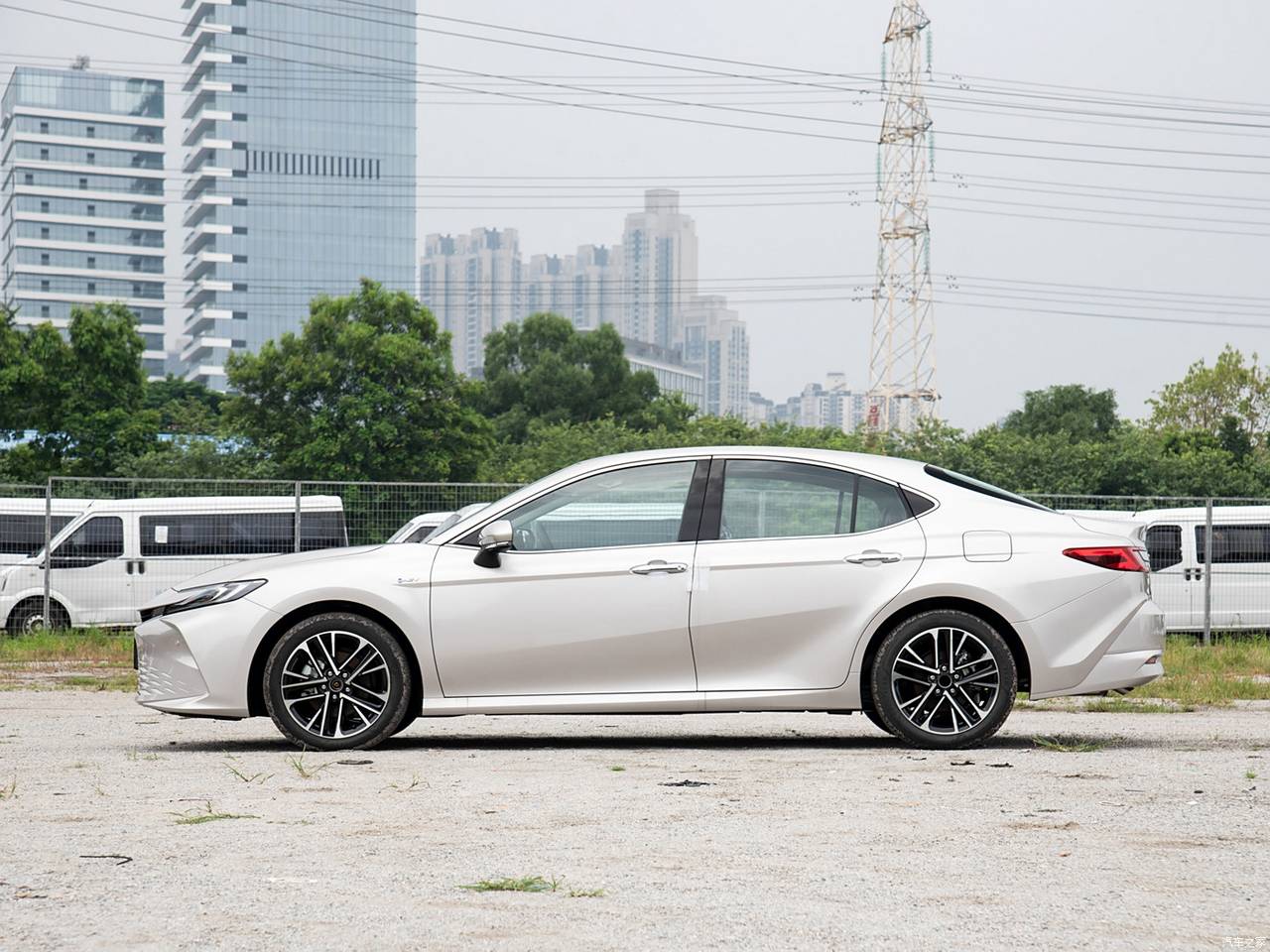 تویوتا کمری هیبرید 2024