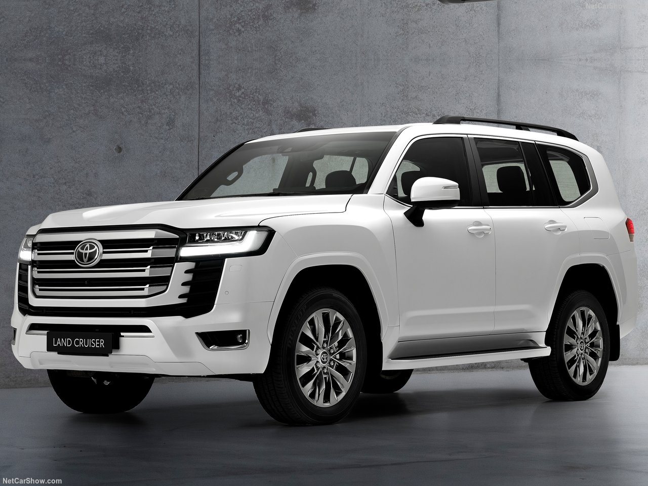 تویوتا لندکروزر LC300 VXR