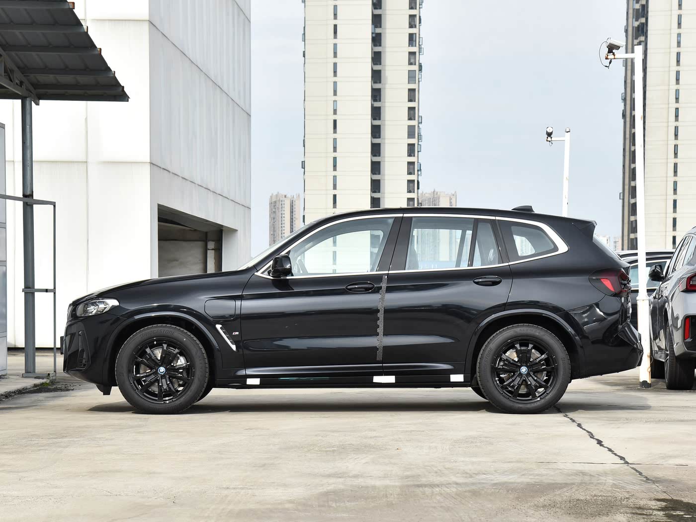 بی ام و iX3 Leading