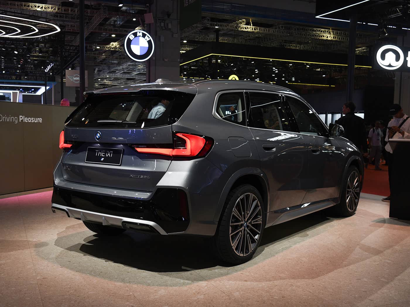 بی ام و iX1 xDrive 30L