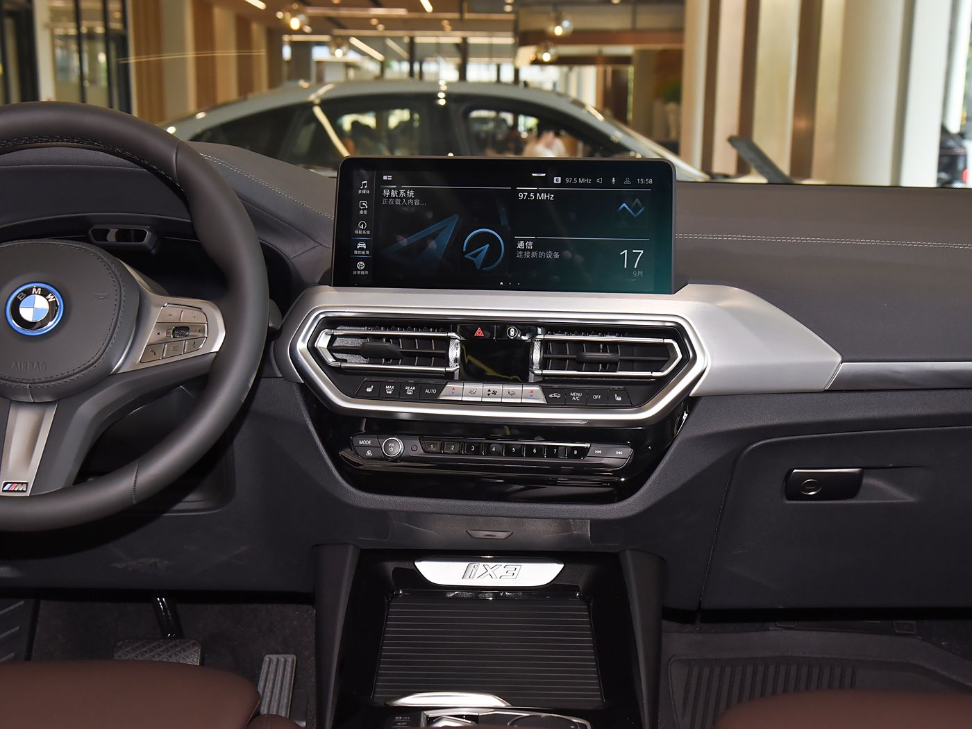 بی ام و iX3 Leading