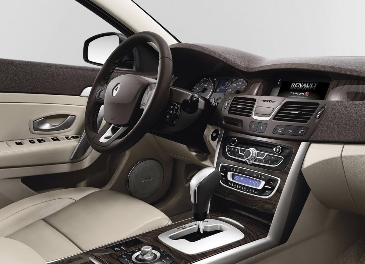 داخل ماشین رنو لتیتود