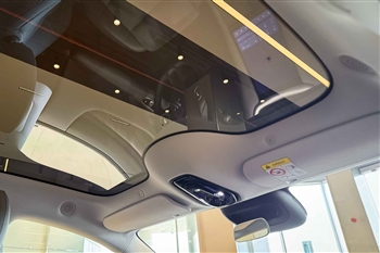 تصویر سقف شیشه ای از داخل کابین خودرو IM 5