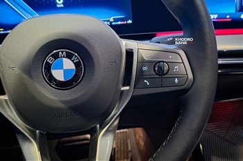 تصویر بسته از دکمه های کنترلی روی فرمان ماشین BMW X2