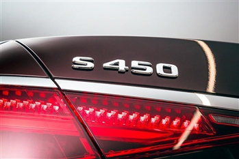 تصویر نمای بسته از بج S450 خودرو مرسدس بنز 