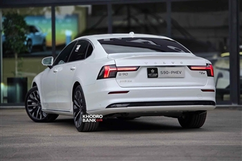تصویر سه رخ عقب چپ از نمای ظاهری خودرو لوو S90 PHEV