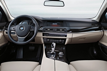 تصویر کلی از فضای داخل کابین و طراحی تریم داخلی BMW 520i