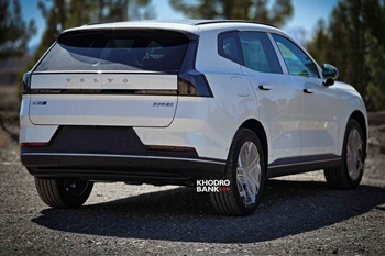 تصویر نمای ظاهری خودرو ولوو XC70 از زاویه سه رخ عقب راست