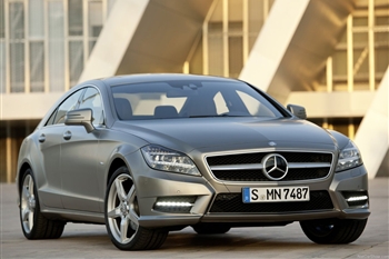 تصویر نمای جلو راست ماشین مرسدس بنز CLS 500 