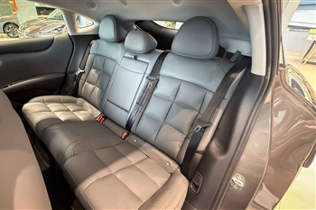 تصویر صندلی های چرمی ردیف عقب در کابین آی ام 5