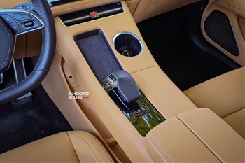 تصویر کنسول میانی و سلکتور الکترونیکی دنده در ماشین ERES HM5