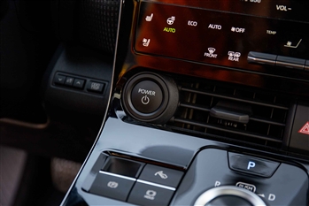 تصویر از جزئیات طراحی و امکانات در کابین خودرو تویوتا BZ4X