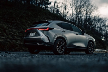 نمای سه رخ عقب لکسوس NX350