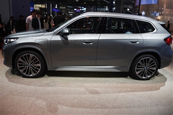 بی ام و iX1 xDrive 30L - 3