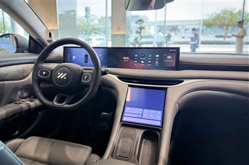 تصویر کلی از فضای داخل کابین خودرو IM 5