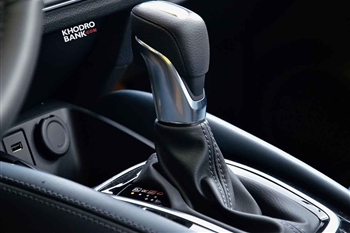 تصویر اهرم دنده در خودرو نیسان قشقایی آنر