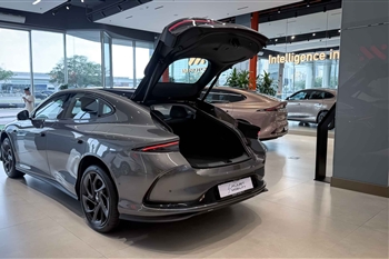 تصویر باز شدن در صندوق در خودرو لیفت بک IM 5