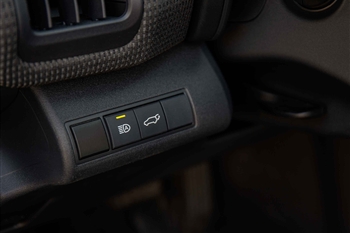 تصویر از جزئیات طراحی و امکانات در کابین خودرو تویوتا BZ4X