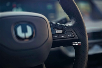 تصویر نمای بسته از کلیدهای کنترلی روی فرمان چانگان UNI -T