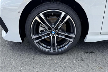 عکس از رینگ آلومینیومی اسپرت ماشین BMW 225l Night Edition