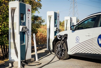 تصویر خودرو تویوتا BZ4X در حال شارژ