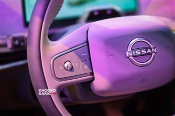 تصویر نمای بسته از طراحی فرمان و کلیدهای کنترلی آن در نیسان N7