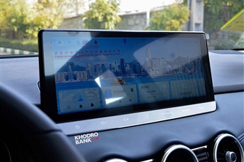 تصویر نمای بسته از طراحی سیستم مالتی مدیا و نمایشگر لمسی در ماشین نیسان قشقایی آنر