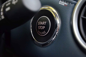 عکس نمای بسته از کلید استارت در خودرو نیسان قشقایی آنر