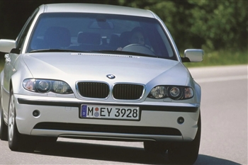 تصویر نمای بیرونی بی ام و 318i با کد اتاق E46