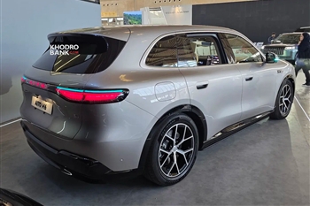 نمای سه رخ عقب آیتو M6