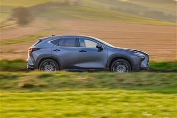 نمای جانبی ماشین لکسوس NX350h