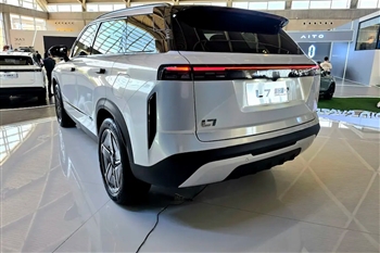 عکس لوکانو L7 هیبرید از نمای سه رخ عقب