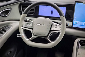 تصویر نمای بسته از طراحی غربیلک فرمان در خودرو بی وای دی سیلیون 06