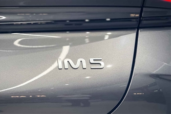 نمای بسته از بج و لوگوتایپ IM g