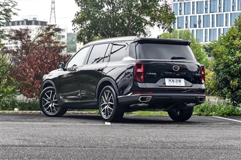 نمای سه رخ عقب جی ای سی GS8