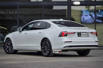 تصویر سه رخ عقب چپ از نمای ظاهری خودرو لوو S90 PHEV