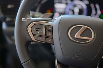 تصویر از جزئیات طراحی دکمه های روی فرمان لکسوس NX350h