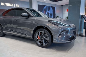 تصویر نمای ظاهری از خودرو IM 6 از زاویه سه رخ جلو راست