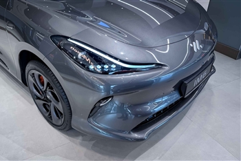 تصویر نمای بسته از طراحی چراغ جلو در خودرو IM 6